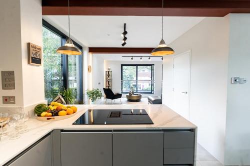 West Hill Villa | Wimbledon Nest - Bright, modern
