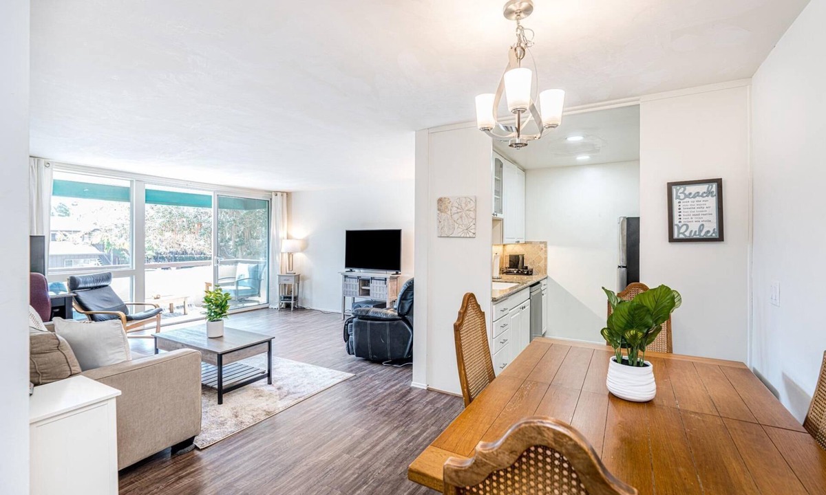 Beach Barber Tract Condo | Windansea Beach Condo! Located in quiet area close to everything!