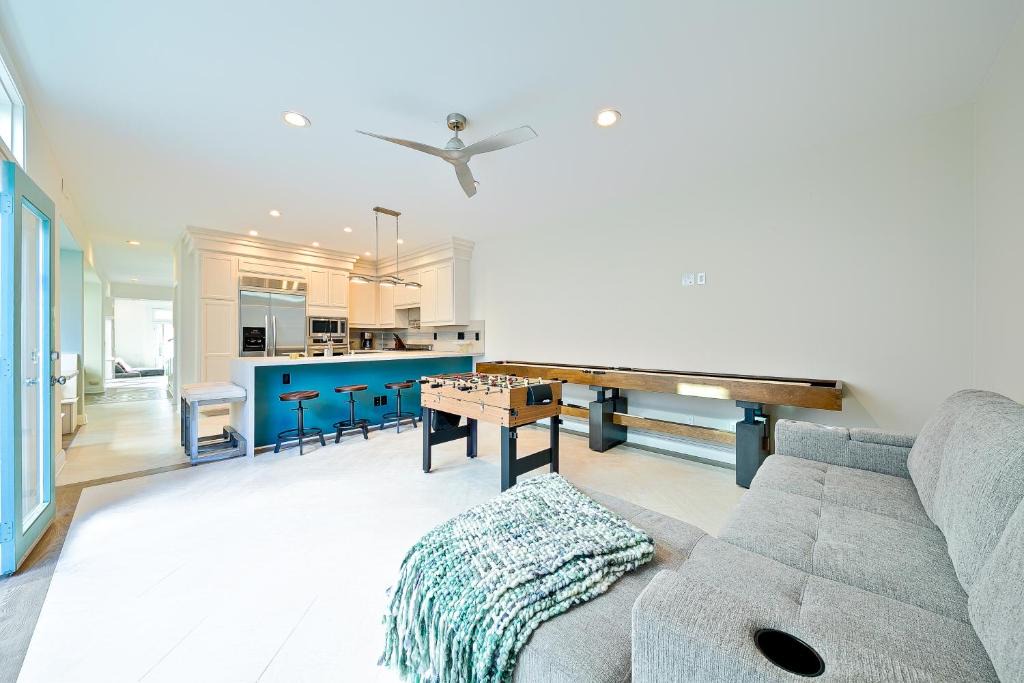 Beach Barber Tract House | Windansea Beach Luxury - Spa, AC, Walk2Beach, Garage & fast WiFi