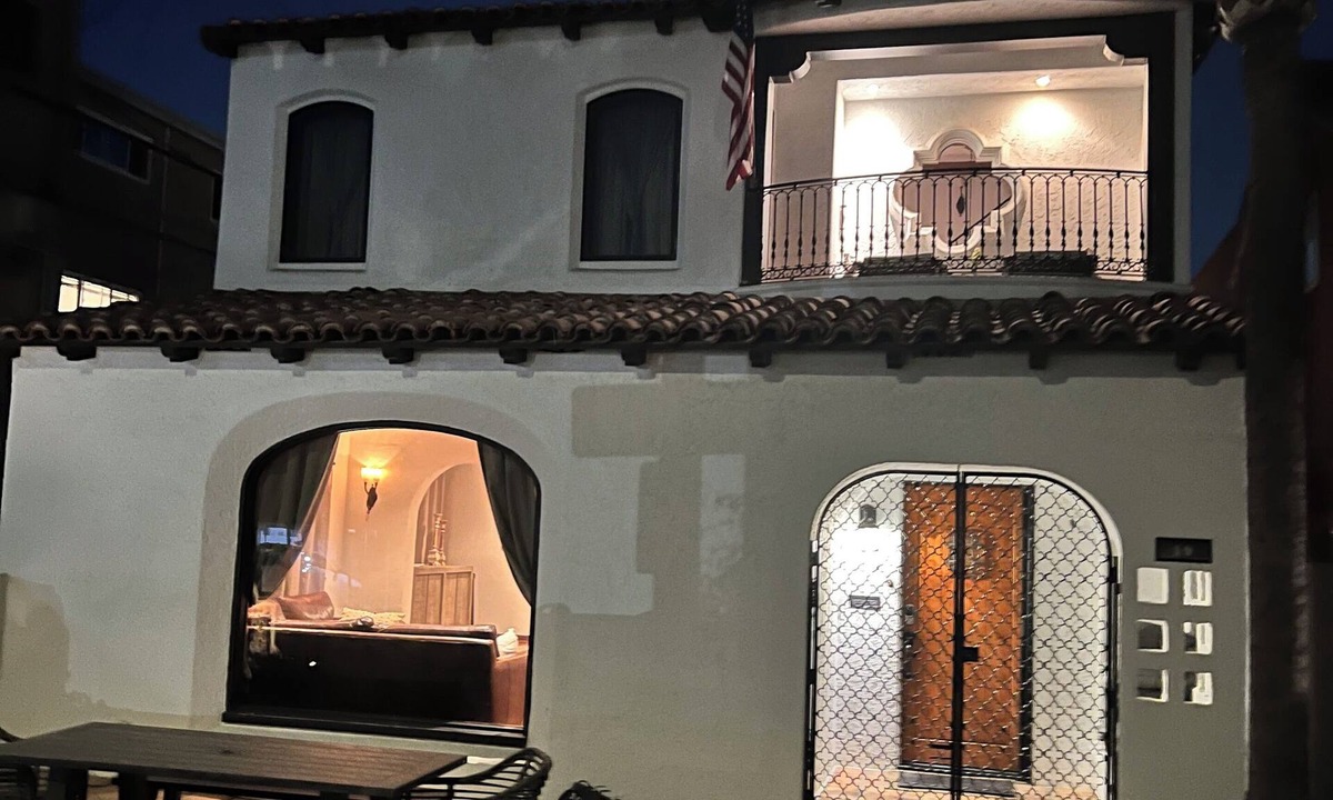 Belmont Shore House | Within steps of the beach, your Long Beach get away in Belmont Shore.