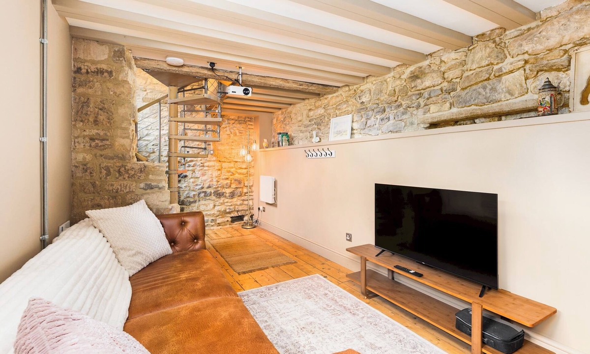 Bourton-on-the-Hill House | Wold House | 18th century Cottage | Barn - Pass the Keys