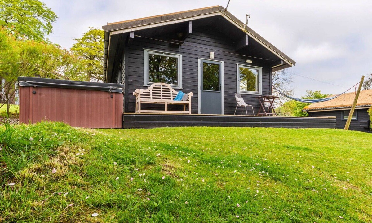 Brazzacott House | Wonderful private villa with hot tub, WIFI, TV, terrace, pets allowed and panoramic view