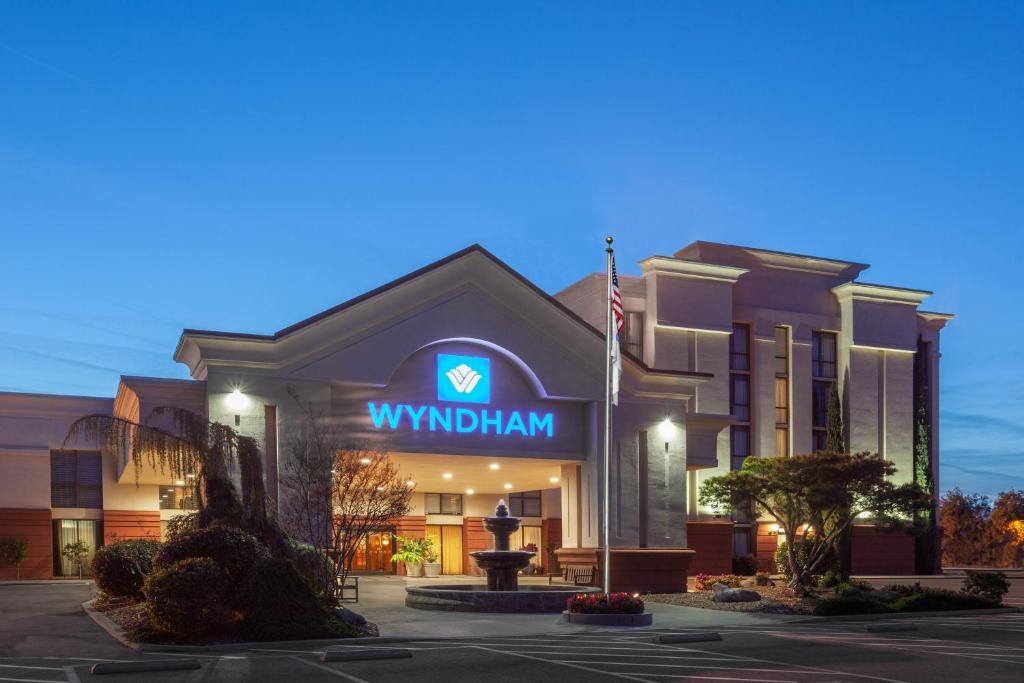 Visalia Hotel | Wyndham Visalia