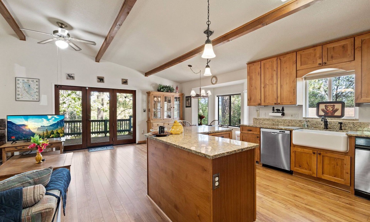 Groveland Cabin | Yosemite Family Retreat: Dogs OK! Games, Lake, Deers, Golf, Family Reunion!