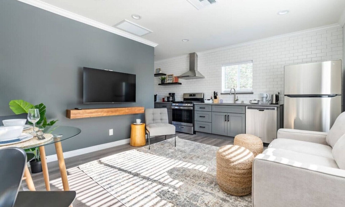 South San Gabriel House | Your Enchanting Studio Retreat: Perfect for Solo Adventurers and Couples, Unwind in Luxury with a King Bed, Gourmet Kitchen, Free Laundry Perks, and Lightning-Fast Internet for Ultimate Entertainment.