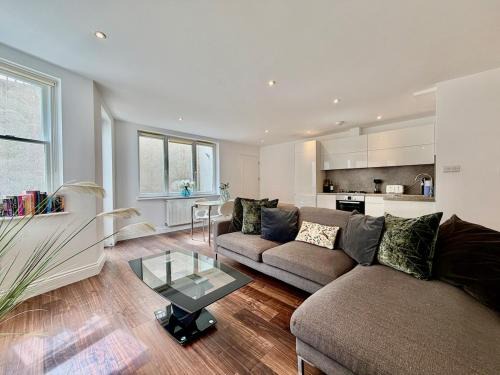 East Walworth Apartment | Zone One, Spacious and Comfortable Accommodation for up to Four People