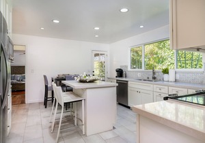 111 Sherman Oaks entire home near Universal Studios with Tesla Charger