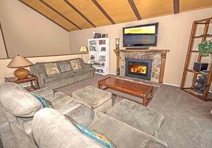 1233 Timber Lane - Fantastic Ski Home Close to Casinos and Lake, Private Hot Tub!