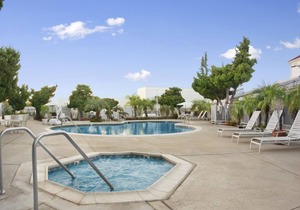 2 Great Units for Families! Pool, Parking, Near Attractions