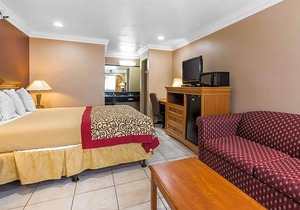 2-Star Hotel ∙ Rodeway Inn Cypress