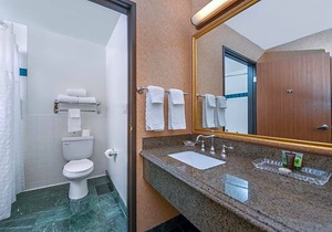 3-Star Hotel ∙ Azure Hotel&Suites Ontario Trademark Collection by Wyndham