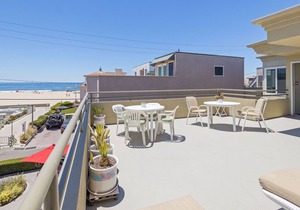 4 Bed 3300 sq ft Hermosa Beach house 3 houses to STRAND!