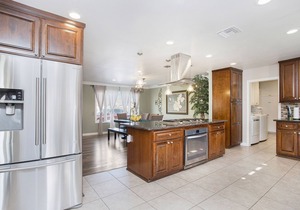 5bd Gated House, Walk to Disneyland tram.