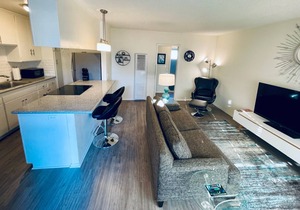 60's Modern, Mountain Views, Pool, Near Studios and All L.A. Attractions! Apt 15