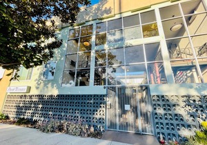 60's Modern, Mountain Views, Pool, Near Studios and All L.A. Attractions! Apt 15