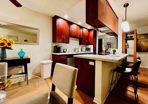 60's Modern, Mountain Views, Pool, Near Studios and All L.A. Attractions! Apt 17