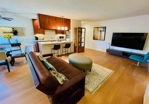 60's Modern, Mountain Views, Pool, Near Studios and All L.A. Attractions! Apt 17