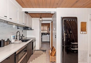 Acute A-frame Cabin w/WiFi, close drive to lake!