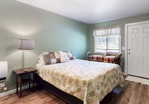 Adorable Studio Suite Near State Parks w/ Free WiFi, Microwave, and Minifridge!