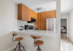 Airy Redondo Beach 1BR w/Pool, Gym, 1 block from beach, by Blueground