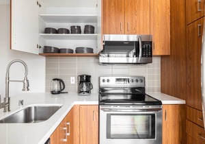 Airy Redondo Beach 1BR w/Pool, Gym, 1 block from beach, by Blueground