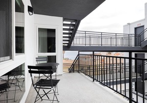 Airy Redondo Beach 1BR w/Pool, Gym, 1 block from beach, by Blueground
