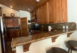 Arrowhead Lodge - 5 min walk to lake, jacuzzi tubs and AC!