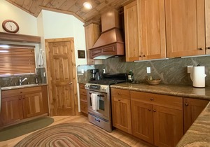 Arrowhead Lodge - 5 min walk to lake, jacuzzi tubs and AC!