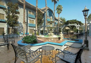 Azure Hotel&Suites Ontario Trademark Collection by Wyndham