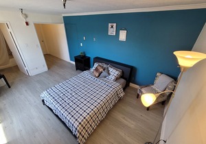 (B00) Queen Bed Hotel Style Suite