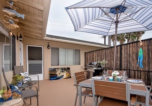 Beachy & bright condo with WiFi, fireplace & patio - easy walk to the beach