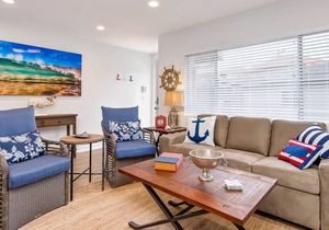 Beachy & bright condo with WiFi, fireplace & patio - easy walk to the beach