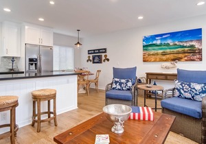 Beachy & bright condo with WiFi, fireplace & patio - easy walk to the beach