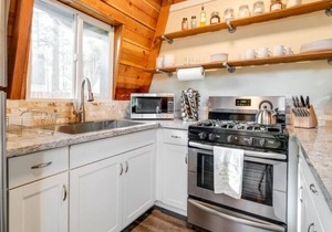 ★BEARADISE★ Cozy Modern Getaway ~ 3bed/2bath ~ full kitchen ~ relaxing cabin