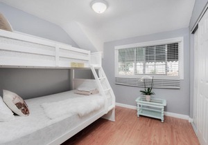 Beautiful 2-story House Near Hollywood!