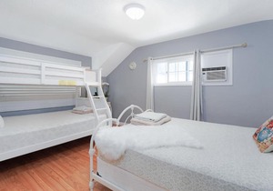 Beautiful 2-story House Near Hollywood!