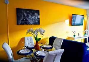 Beautiful Hollywood 2 Bedroom2Bath; 5 beds! Gated Parking!