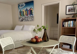 Beautiful Large Room/Studio With Private Bathroom In The Heart of Santa Monica