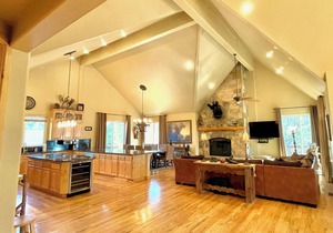 Beautiful Mountain Retreat w/Hot Tub, Game Room, minutes away from Skiing/Lake