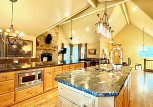 Beautiful Mountain Retreat w/Hot Tub, Game Room, minutes away from Skiing/Lake