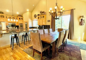 Beautiful Mountain Retreat w/Hot Tub, Game Room, minutes away from Skiing/Lake