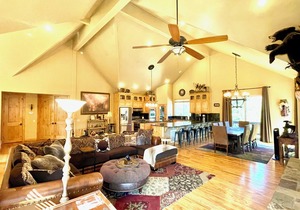 Beautiful Mountain Retreat w/Hot Tub, Game Room, minutes away from Skiing/Lake