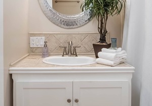Beautiful ocean view cottage just a few blocks from the beach