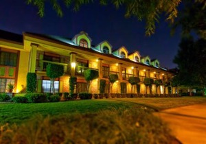 Best Western Plus Raffles Inn & Suites