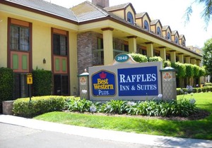 Best Western Plus Raffles Inn & Suites