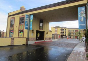 Best Western Plus Raffles Inn & Suites
