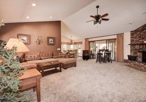 Big Bear Bungalow by Destination Big Bear : Game Table! Internet! Gas BBQ! Luxury! Family Friendly! Wood Burning Fireplace!