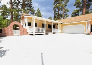 Big Bear Bungalow by Destination Big Bear : Game Table! Internet! Gas BBQ! Luxury! Family Friendly! Wood Burning Fireplace!