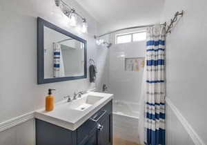Bright Family friendly cabin. (Pet friendly/jacuzzi)