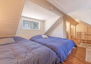 Bright Family friendly cabin. (Pet friendly/jacuzzi)